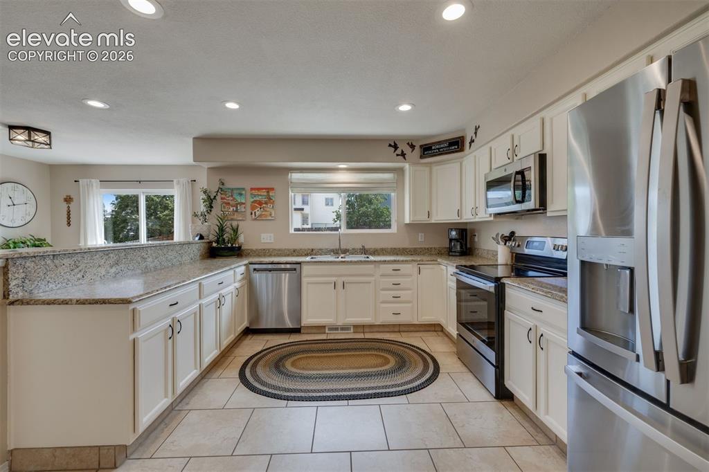 Image 18 of 39: Kitchen