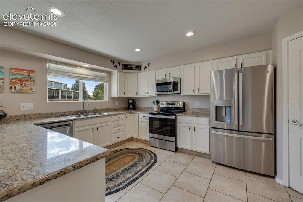 Image 19 of 39: Kitchen