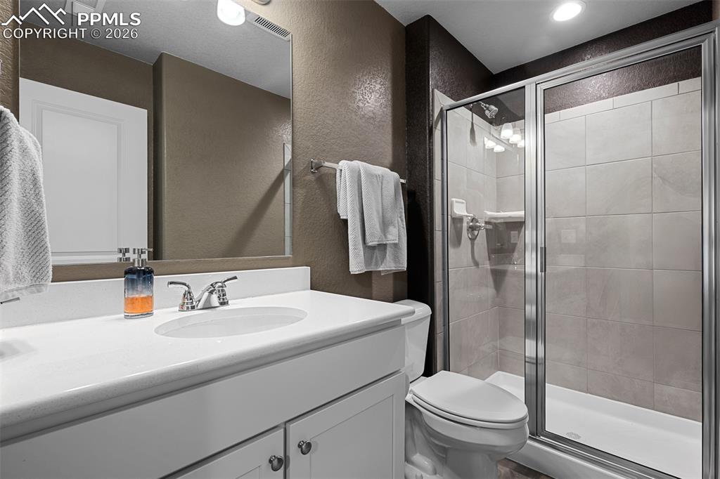 Image 11 of 34: Bathroom