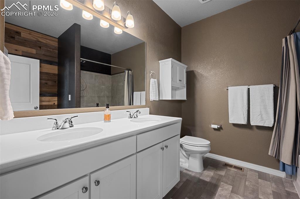 Image 29 of 34: Bathroom