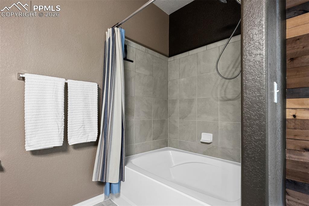 Image 30 of 34: Bathroom