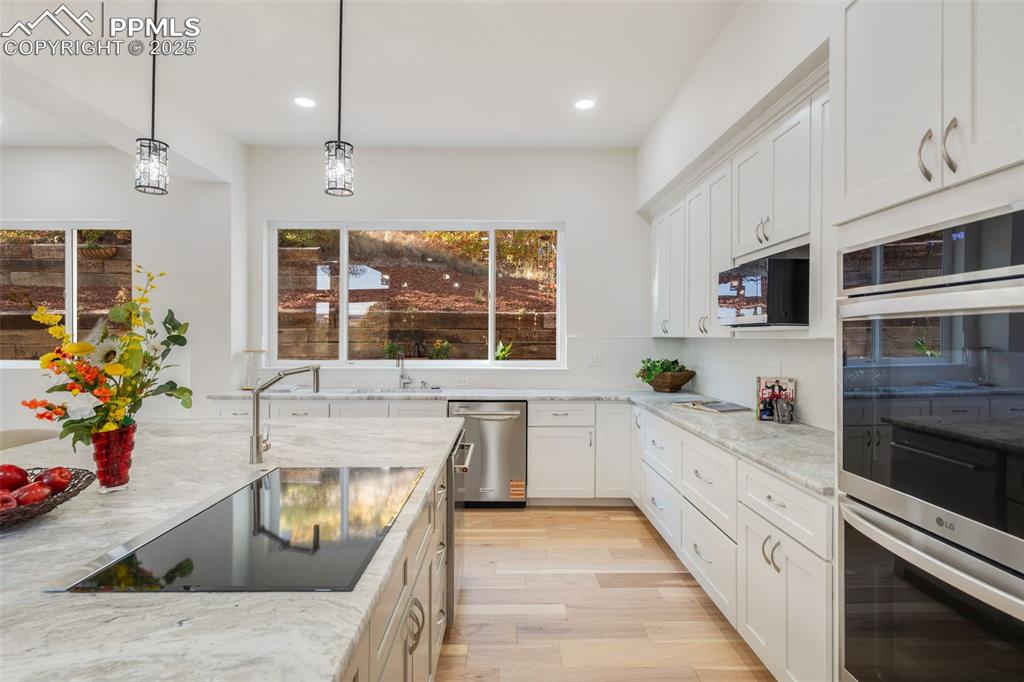 Image 17 of 47: Kitchen