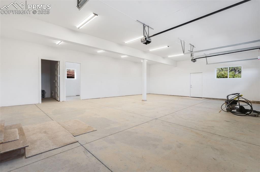 Image 42 of 47: Garage