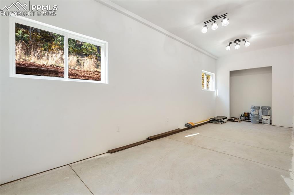 Image 43 of 47: Bonus Room garage