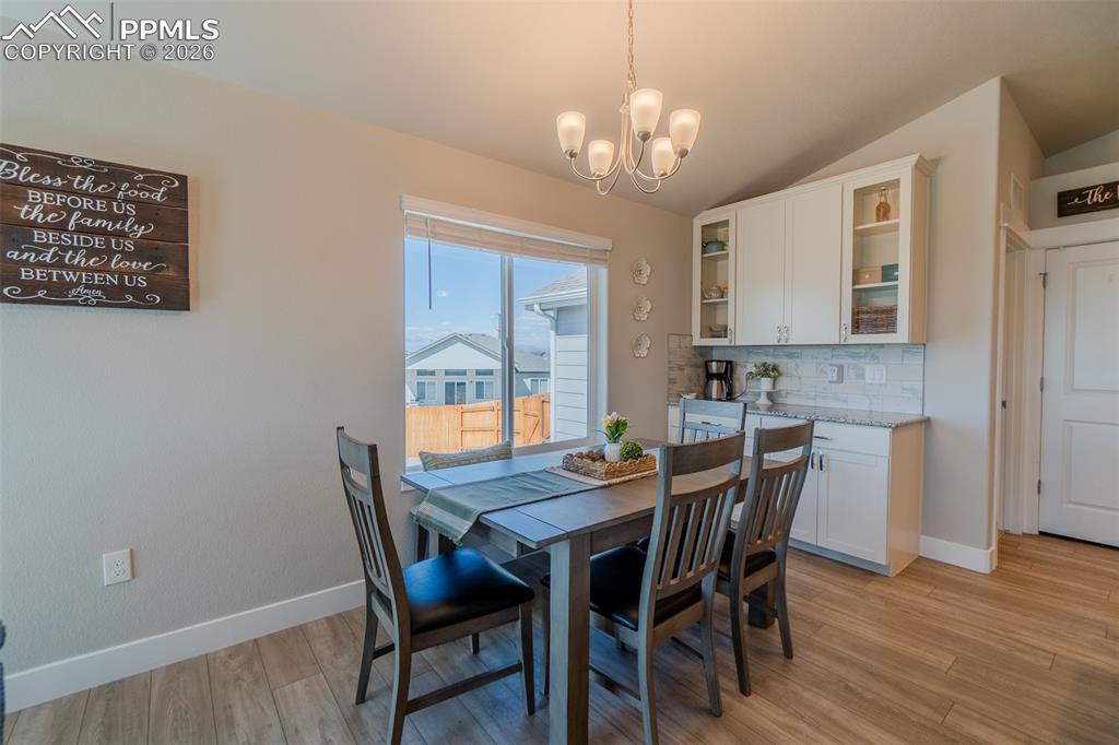 Image 16 of 46: Dining Area