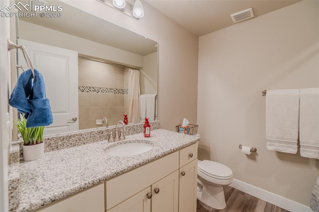 Image 34 of 46: Bathroom