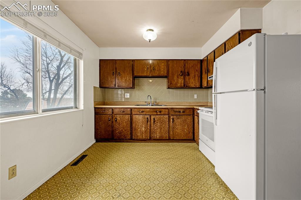 Image 5 of 34: Kitchen