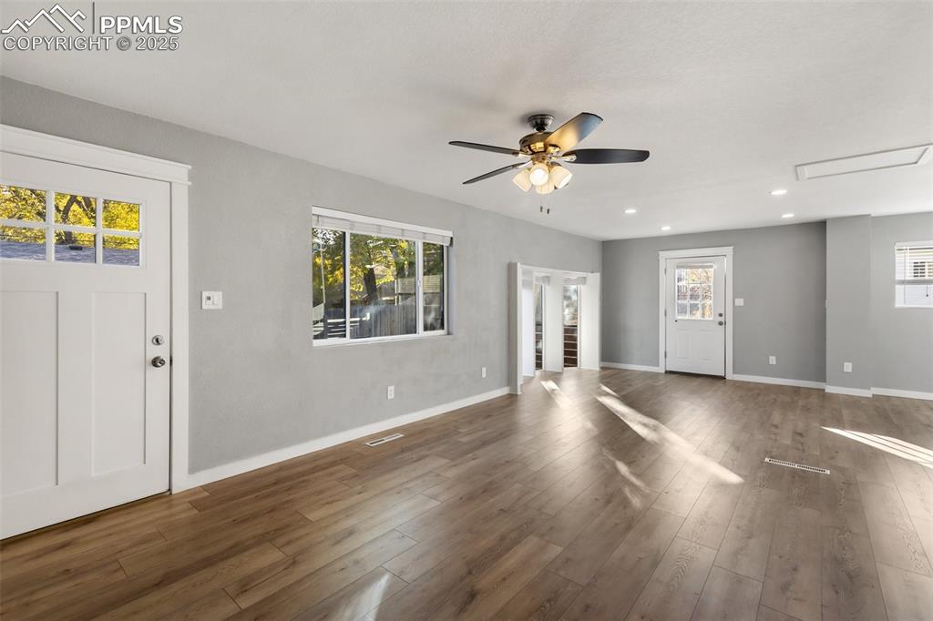 Image 19 of 50: Entry