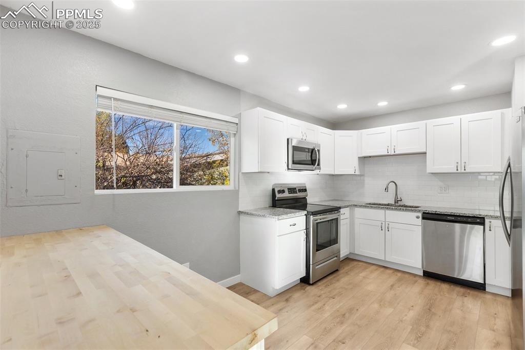 Image 24 of 50: Kitchen