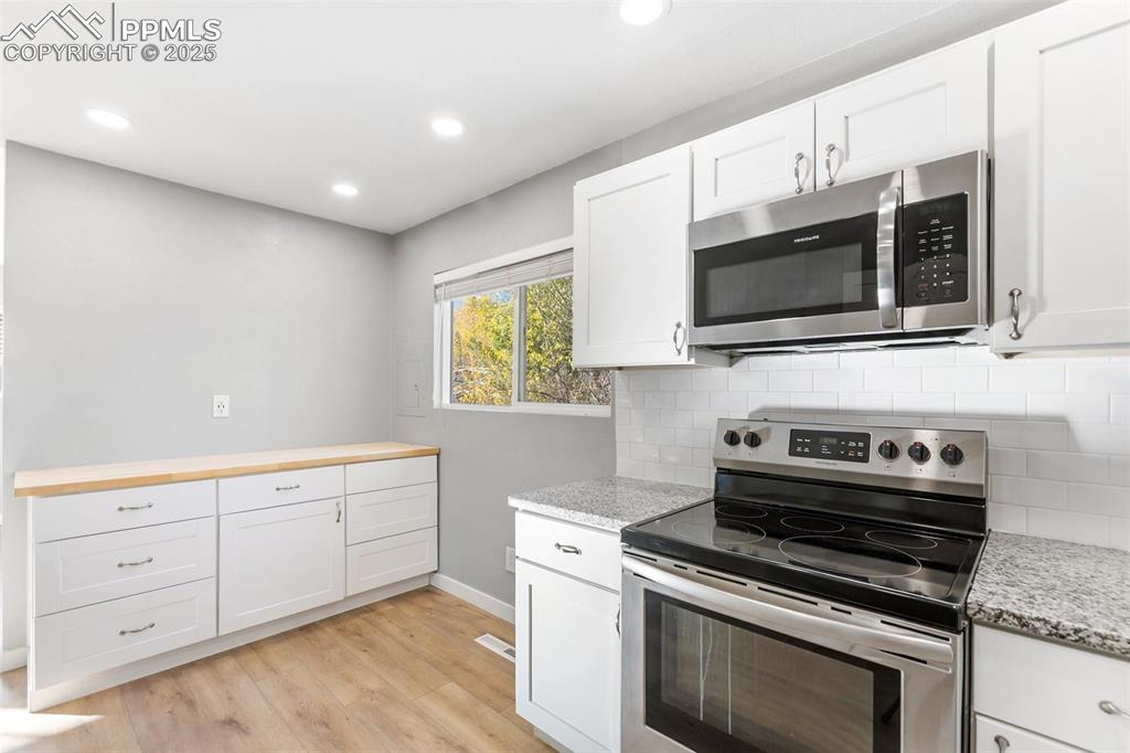 Image 25 of 50: Kitchen