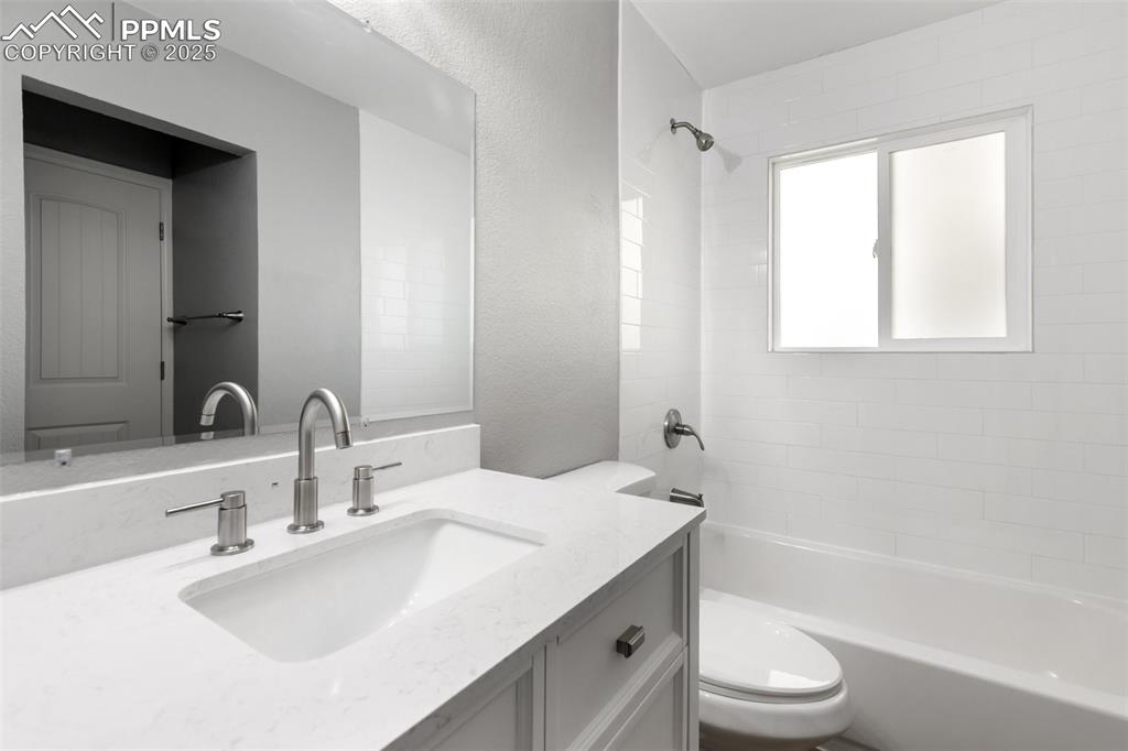 Image 26 of 50: Bathroom