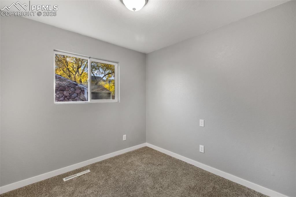 Image 30 of 50: Bedroom