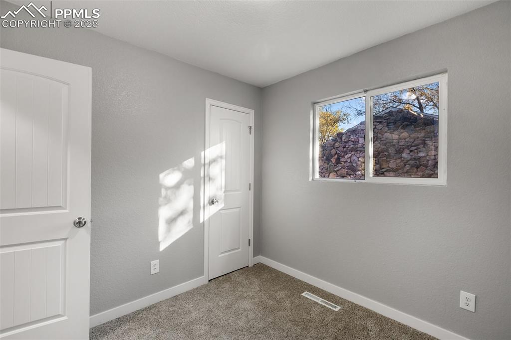 Image 31 of 50: Bedroom