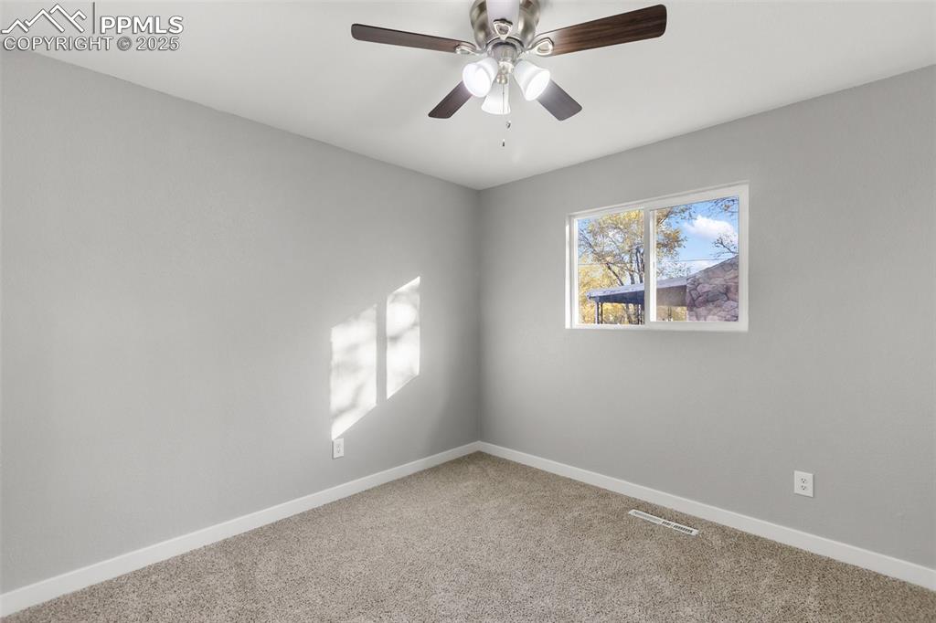 Image 32 of 50: Bedroom