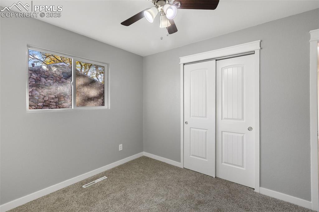 Image 33 of 50: Bedroom