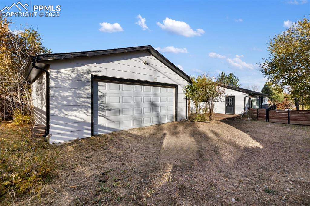 Image 6 of 50: Garage