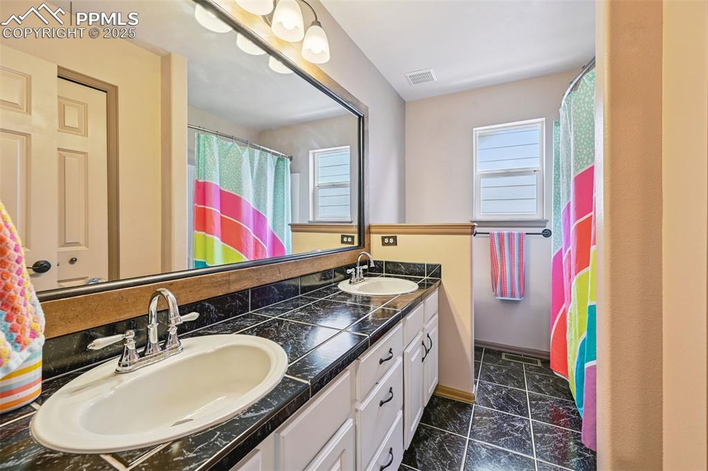 Image 18 of 39: Bathroom