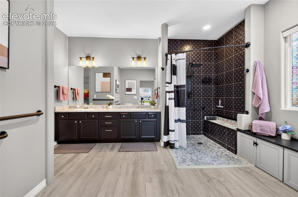 Image 18 of 49: Bathroom
