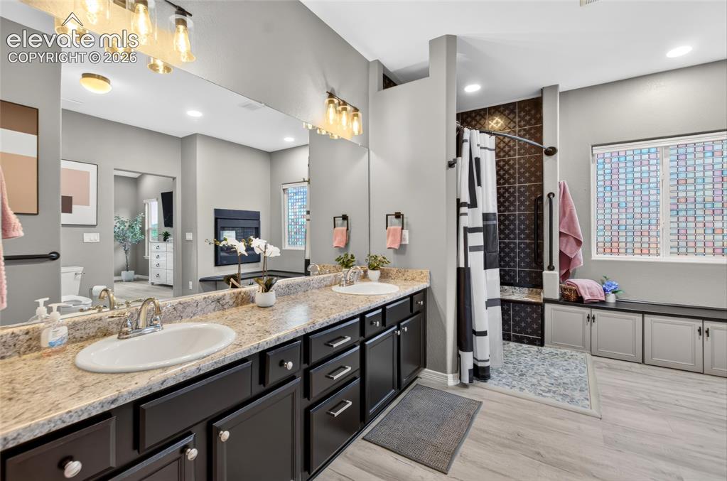Image 19 of 49: Bathroom