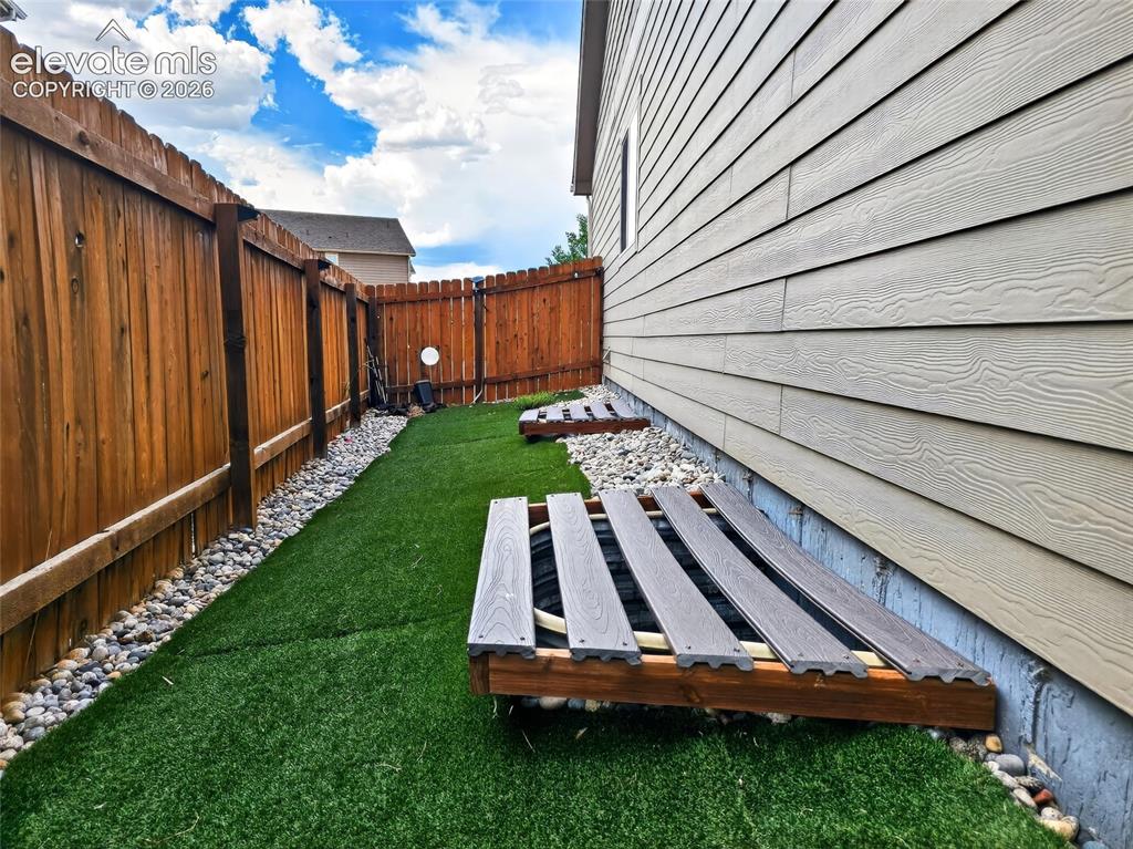 Image 45 of 49: Yard