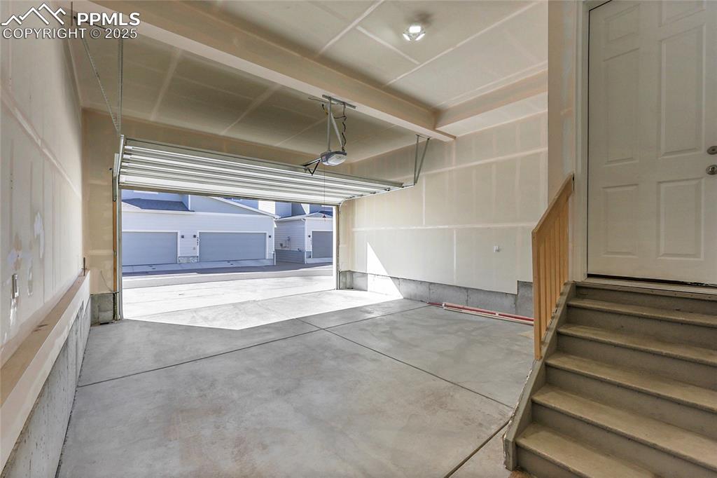 Image 17 of 21: Garage