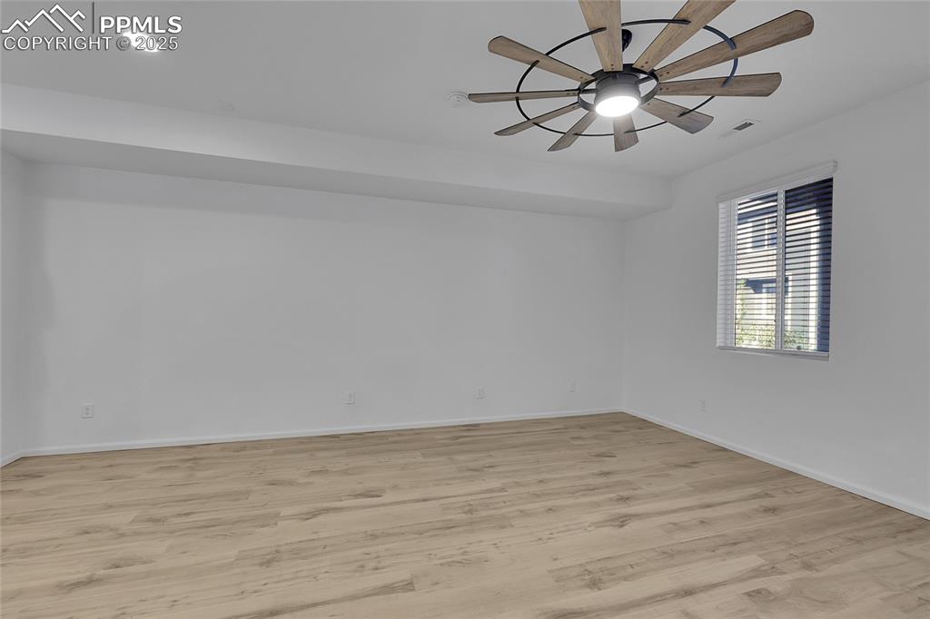 Image 5 of 21: Living Room