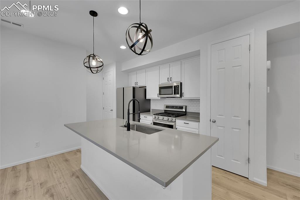 Image 7 of 21: Kitchen