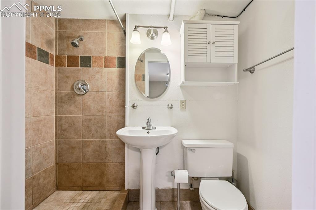 Image 18 of 44: 3/4 bath