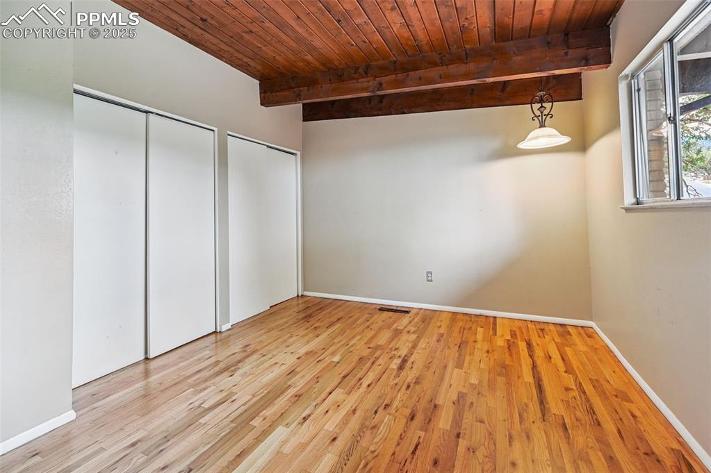 Image 29 of 44: Bedroom