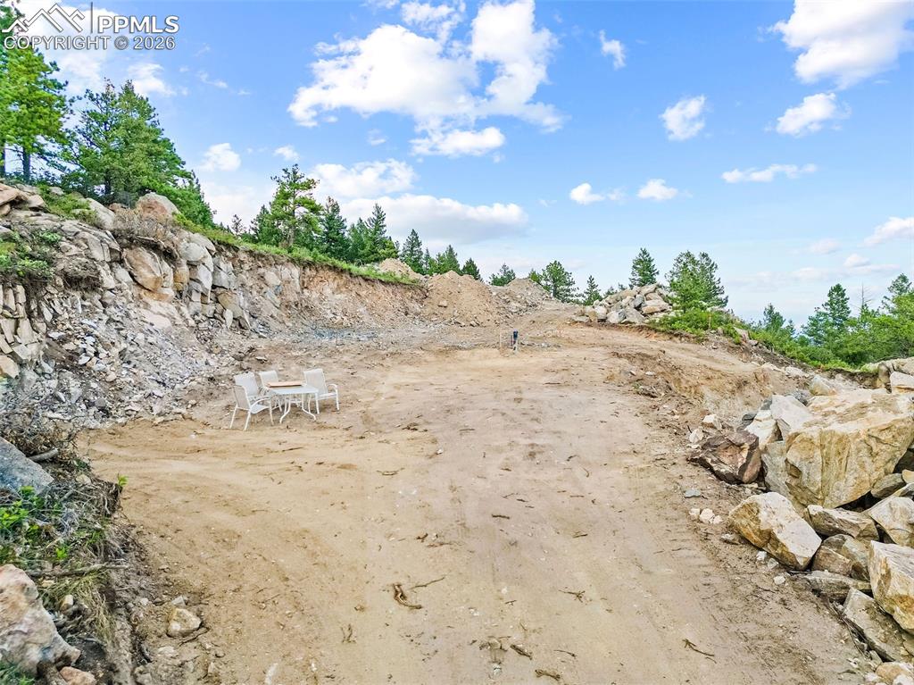 Image 15 of 18: Yard