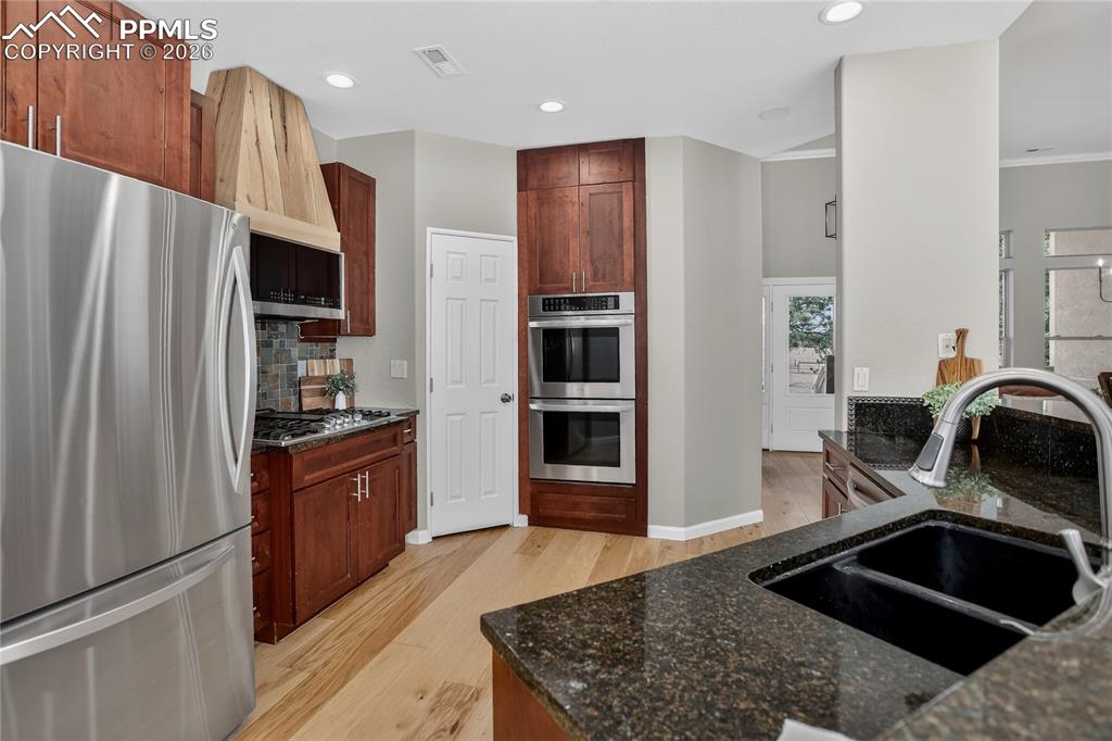 Image 11 of 35: Dual oven and granite counters