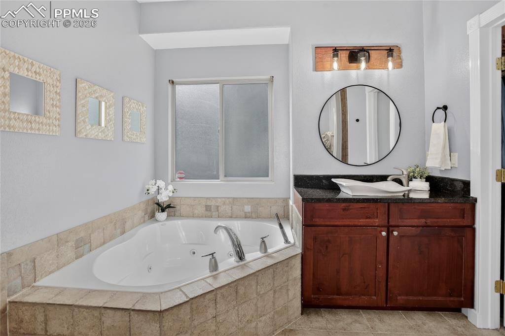 Image 16 of 35: Jetted soaking tub