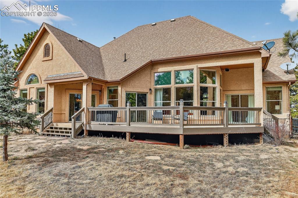 Image 28 of 35: Spacious back deck