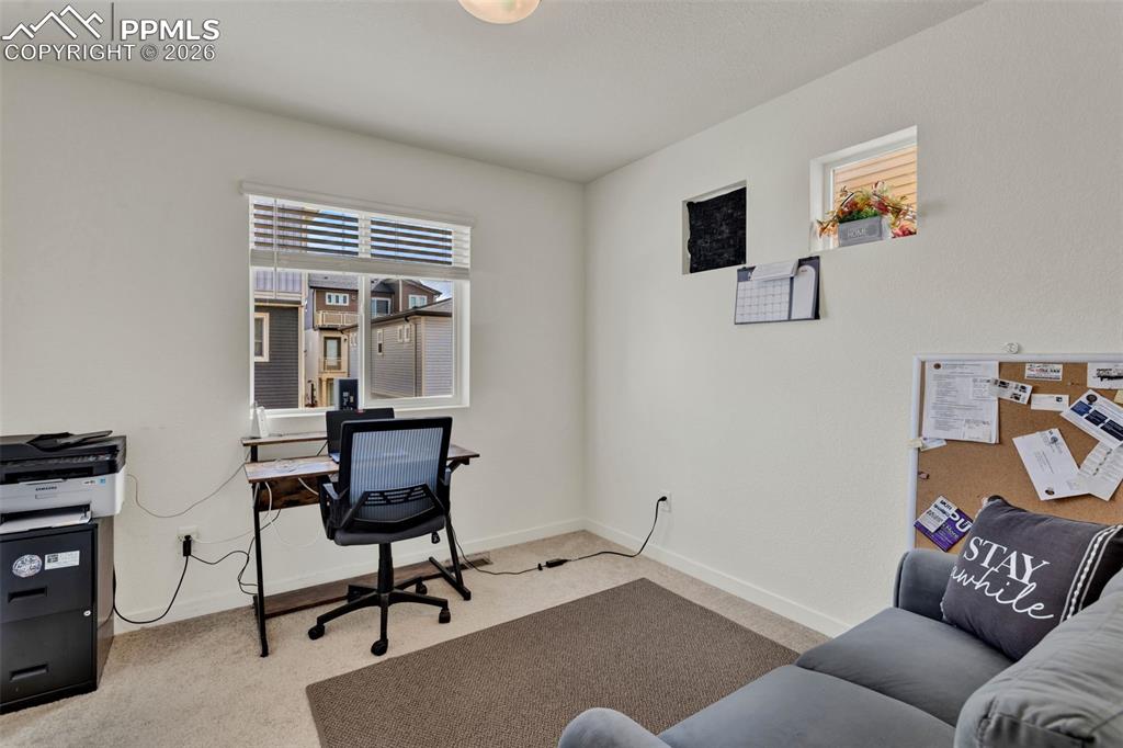 Image 11 of 12: Bedroom