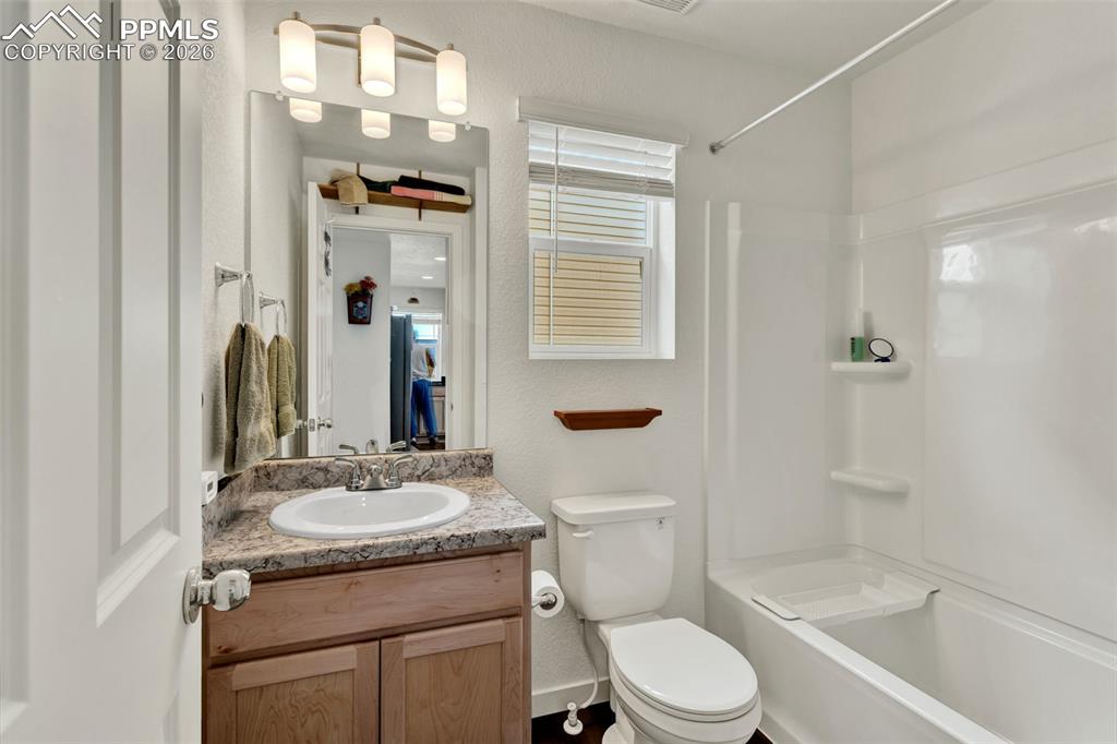 Image 9 of 12: Bathroom