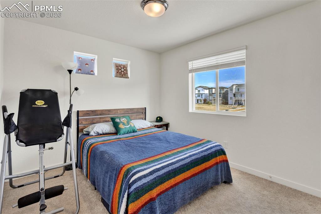 Image 9 of 10: Bedroom