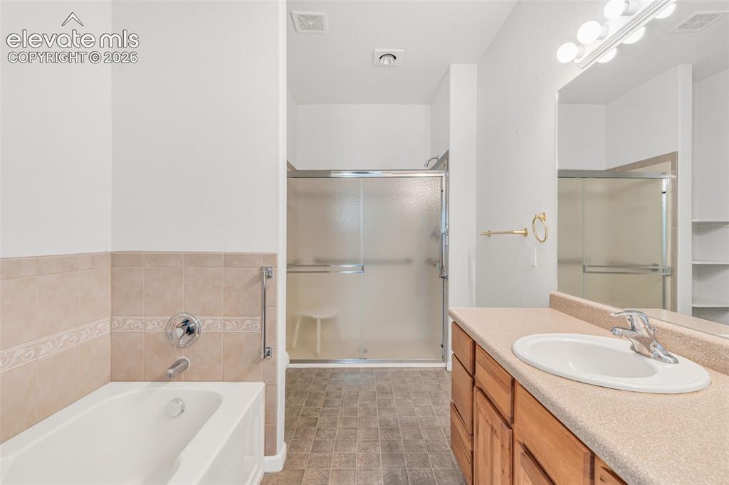Image 12 of 26: Bathroom
