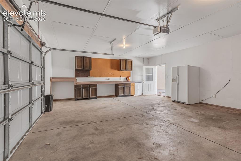 Image 19 of 26: Garage