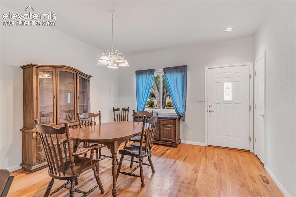 Image 3 of 26: Dining Area