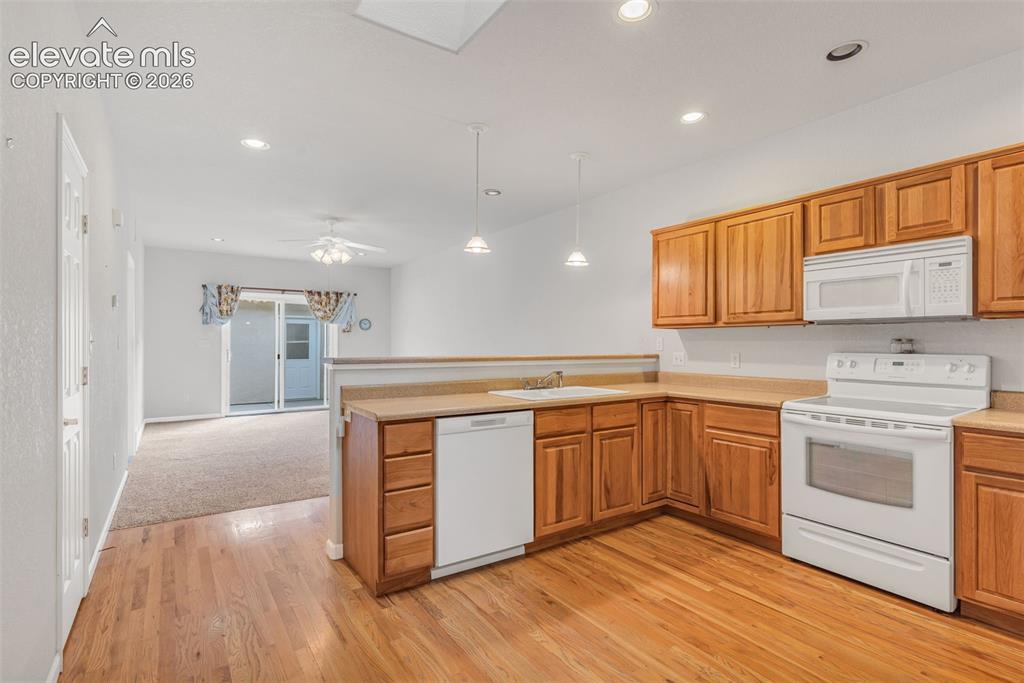 Image 4 of 26: Kitchen