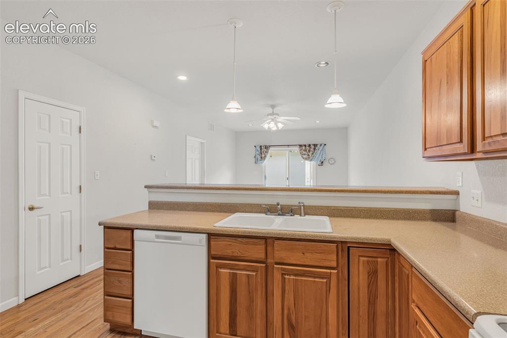 Image 7 of 26: Kitchen
