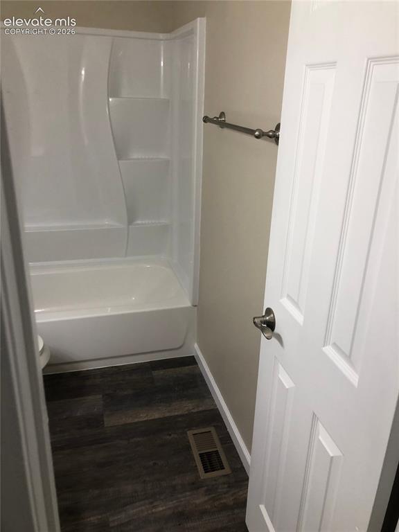 Image 10 of 14: Bathroom