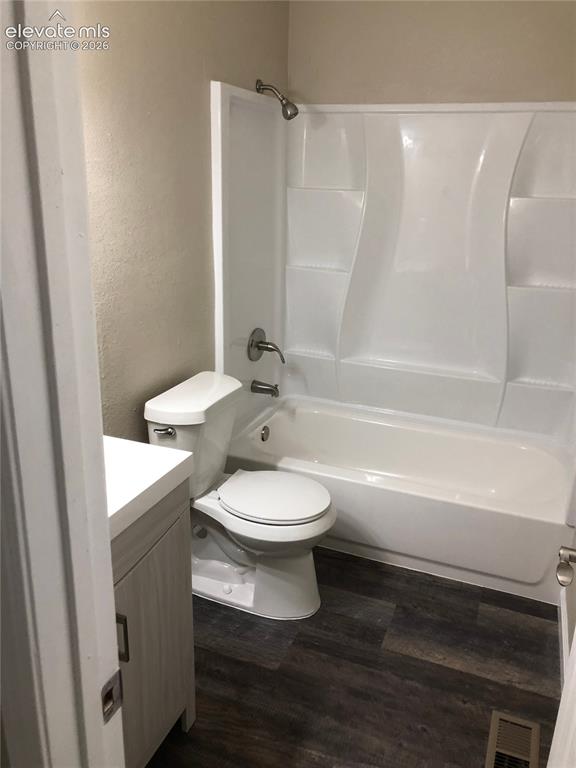 Image 11 of 14: Bathroom