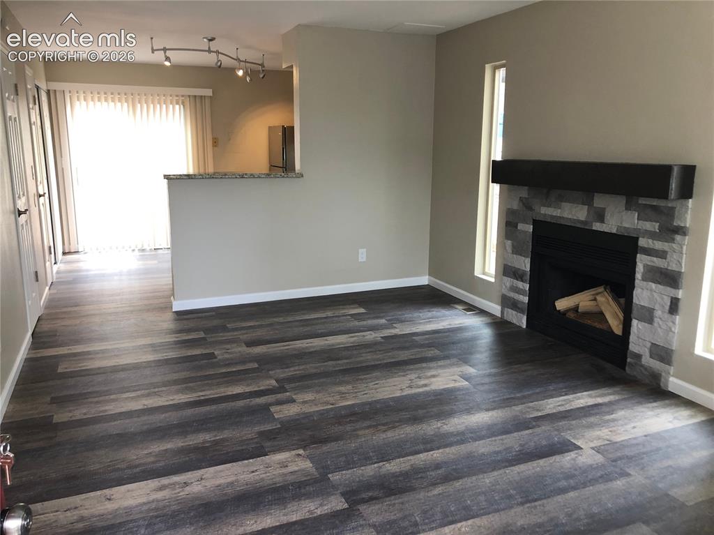 Image 6 of 14: Living Room