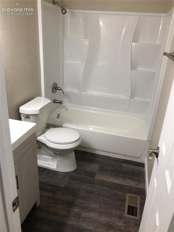 Image 9 of 14: Bathroom