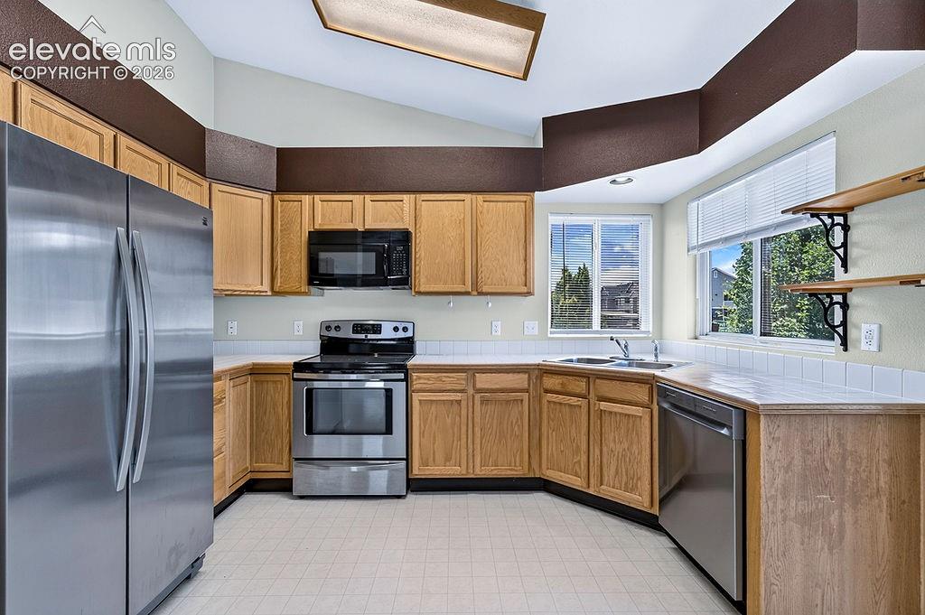 Image 17 of 50: Kitchen