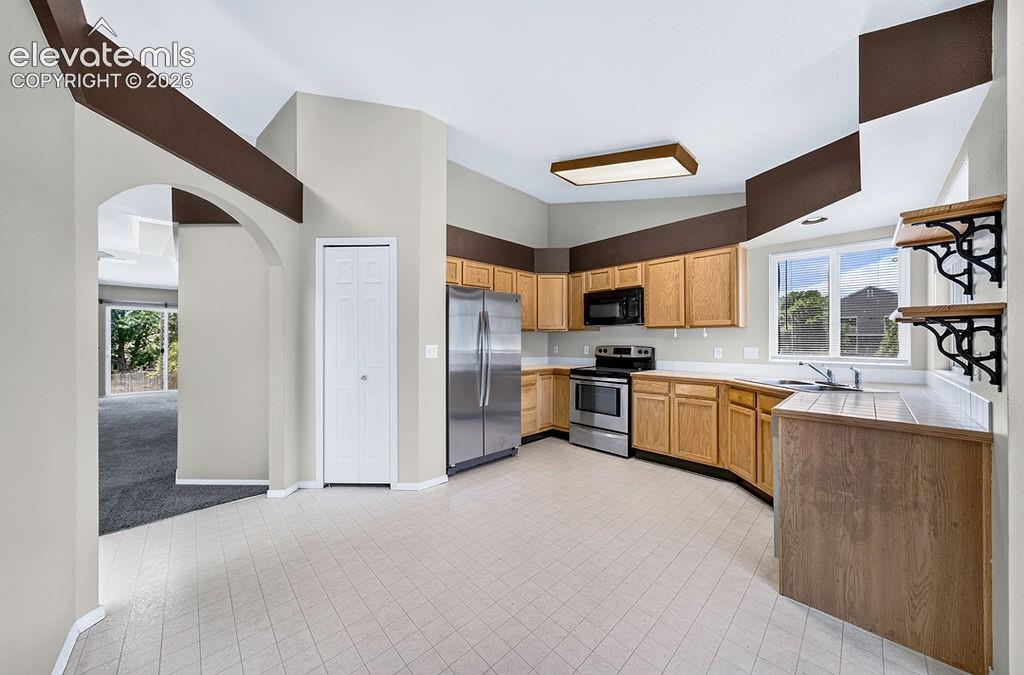 Image 18 of 50: Kitchen