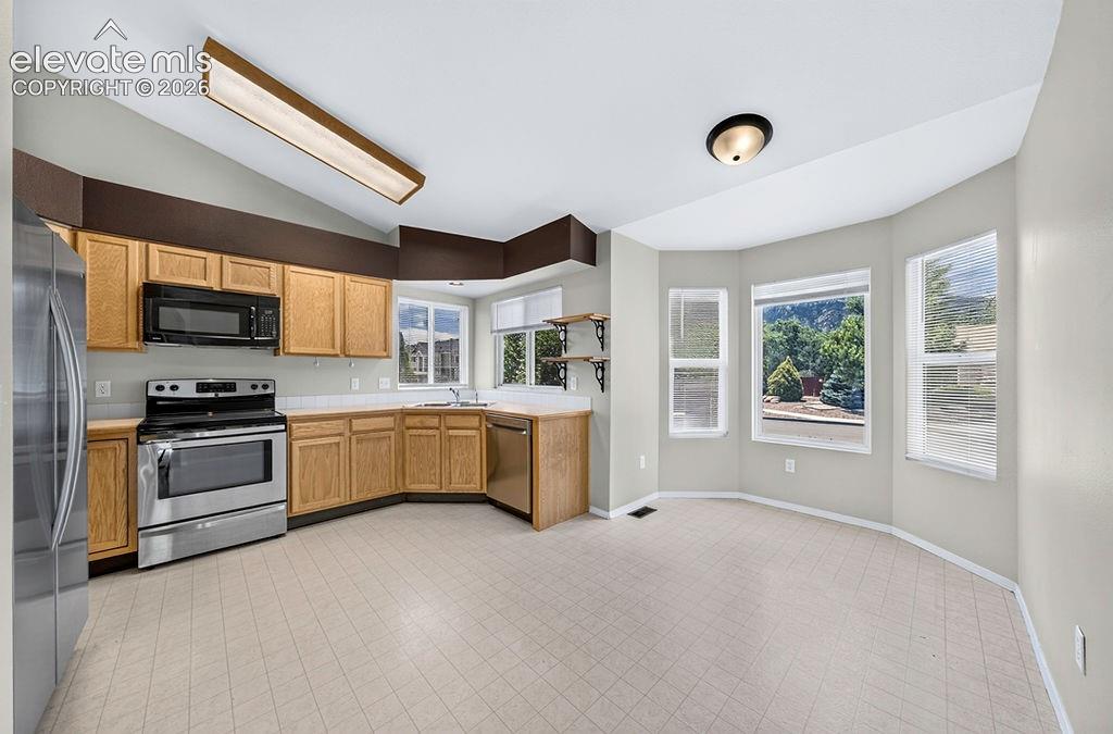 Image 19 of 50: Kitchen