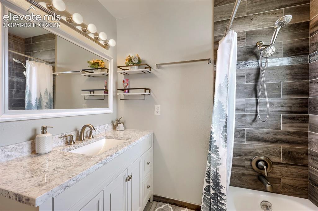 Image 14 of 25: Bathroom