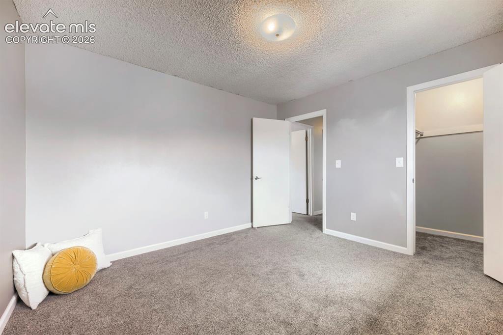 Image 18 of 25: Bedroom